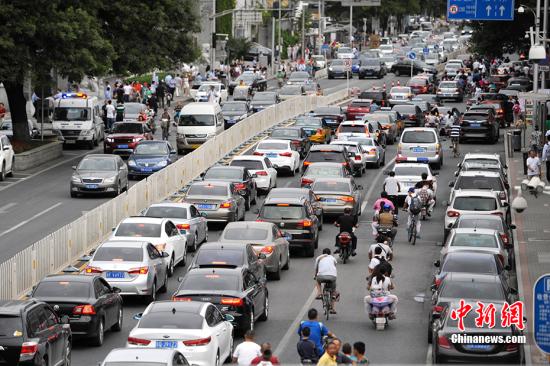 2015年重大節(jié)假日小型客車免費通行減免207億元