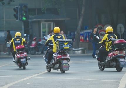 月送千單收入破萬 成都外賣小哥成新興職業(yè)