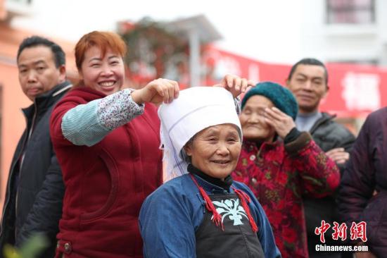 資料圖：2017年1月22日，貴州省惠水縣經(jīng)濟開發(fā)區(qū)面帶笑容的搬遷民眾。<a target=&apos;_blank&apos; href=&apos;http://www.chinanews.com/&apos; _fcksavedurl=&apos;http://www.chinanews.com/&apos;></p></table><p align=