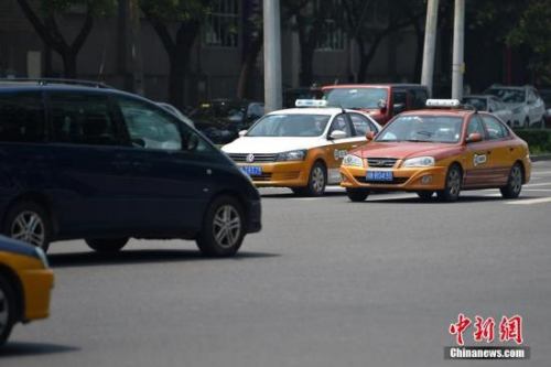 資料圖：行駛在路上的傳統出租車。<a target=&apos;_blank&apos; href=&apos;http://www.chinanews.com/&apos; _fcksavedurl=&apos;http://www.chinanews.com/&apos; ></table><p align=