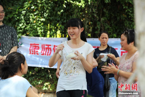 資料圖:2015年6月7日,全國高考開考,四川省攀枝花市9000余名考生在近40度高溫下應戰高考,<a target='_blank' href='http://www.chinanews.com/' _fcksavedurl='http://www.chinanews.com/' ></table>中新網</a>記者在攀枝花市三中注意到,不少考生家長一直守候在學校門口,有的站在樹蔭下,有的撐著太陽傘站在烈日下;在上午考試結束后,一些家長帶著午餐,考生坐在路邊吃飯,成為一道獨特風景線。近段時間來,攀枝花市持續高溫天氣,據天氣預報信息顯示,當地氣溫一直維持在37度以上。7日中午氣象預報顯示最高氣溫38度。 高寒 攝