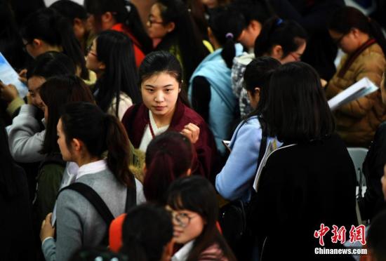 昆明多家學校招聘校長、教師 近萬人求職。<a target=&apos;_blank&apos; href=&apos;http://www.chinanews.com/&apos; _fcksavedurl=&apos;http://www.chinanews.com/&apos;></table><p align=