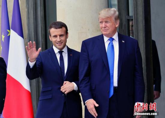 美國總統特朗普13日抵達法國首都巴黎,對法進行正式訪問。法國總統馬克龍在榮軍院廣場為特朗普舉行歡迎儀式,兩人隨后在愛麗舍宮舉行工作會談。特朗普受邀將于14日出席在巴黎香榭麗舍大道舉行的法國國慶日閱兵儀式。圖為馬克龍(左)和特朗普在愛麗舍宮舉行工作會談。</p><p align=