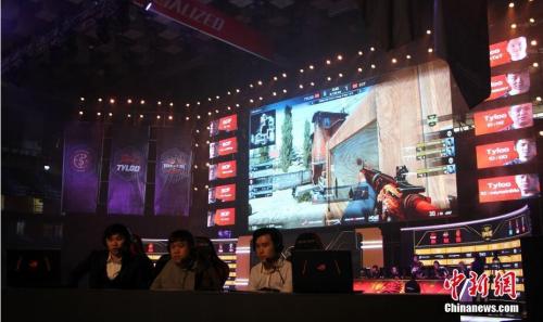 3月17日，“CHINA CUP”冠軍杯在河北石家莊河北體育館打響第一戰。圖為比賽現場賽事解說。<a target=&apos;_blank&apos; href=&apos;http://www.chinanews.com/&apos; _fcksavedurl=&apos;http://www.chinanews.com/&apos;></table><p align=