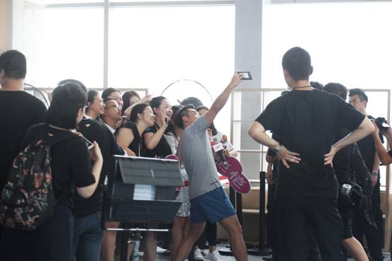 花式曬幸福！阿里超級會員受邀體驗頂級懸空泳池