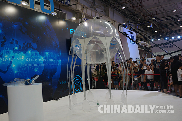 會(huì)飛的水母！世界機(jī)器人大會(huì)“明星表演”引眾人圍觀