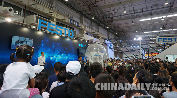 會(huì)飛的水母！世界機(jī)器人大會(huì)“明星表演”引眾人圍觀