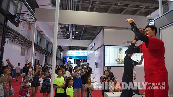 視頻：姚明仿真機器人亮相世界機器人大會