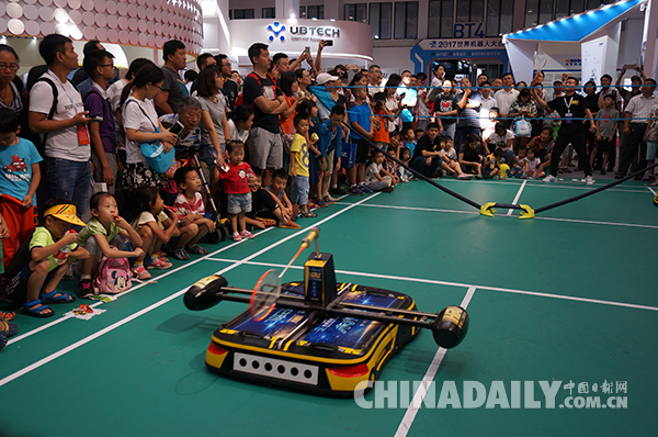 視頻：羽毛球機器人亮相2017世界機器人大會