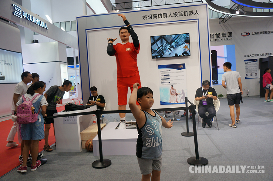 孩子們的機(jī)器人世界（組圖）