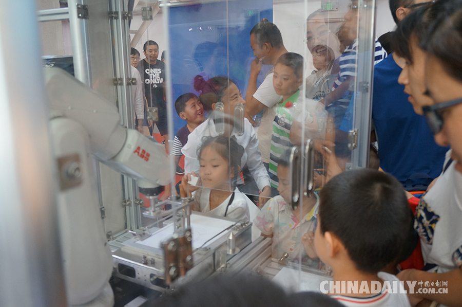 孩子們的機器人世界（組圖）