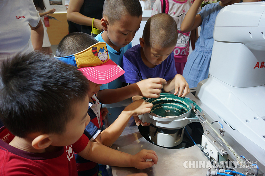 孩子們的機(jī)器人世界（組圖）