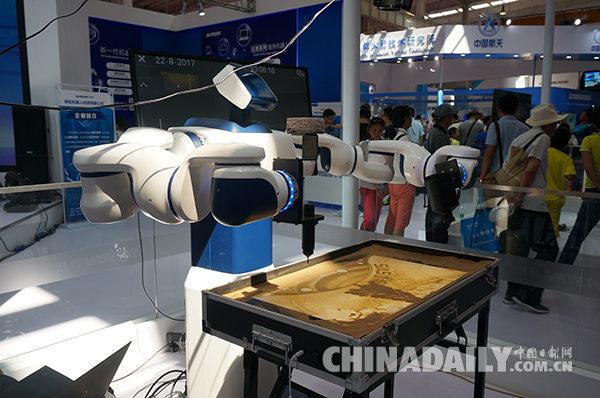 視頻：厲害了機器人！沙畫你也行