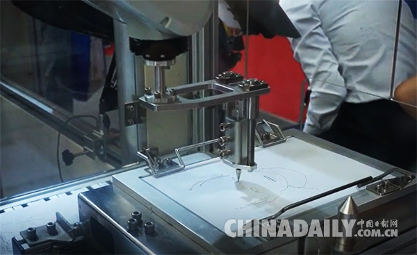 視頻：機器人，厲害了！琴棋書畫樣樣行