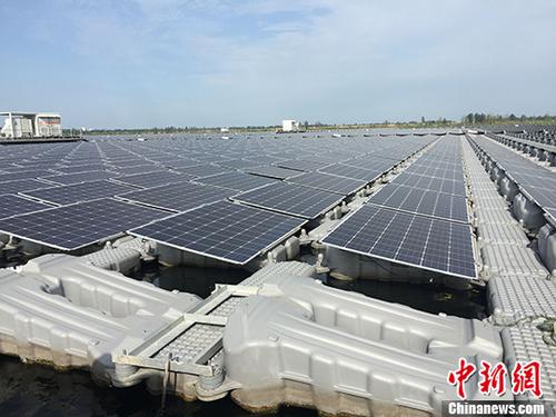 安徽省淮南市潘集區劉龍采煤沉陷區,已被水侵占,成一片6000多畝的水面。就在這片水面上興建的目前全球最大的水上漂浮光伏電站近日廣受外界關注。圖為水上漂浮光伏電站。 <a target='_blank' _fcksavedurl='http://www.chinanews.com/'></table><p align=