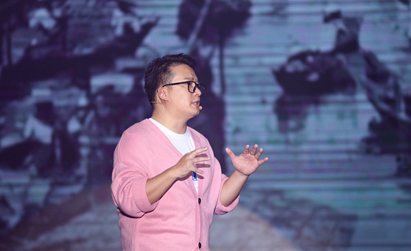 汲取西方文化之長(zhǎng) 韋杰用漢字撬動(dòng)中西融合