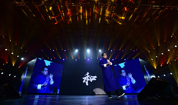 汲取西方文化之長(zhǎng) 韋杰用漢字撬動(dòng)中西融合