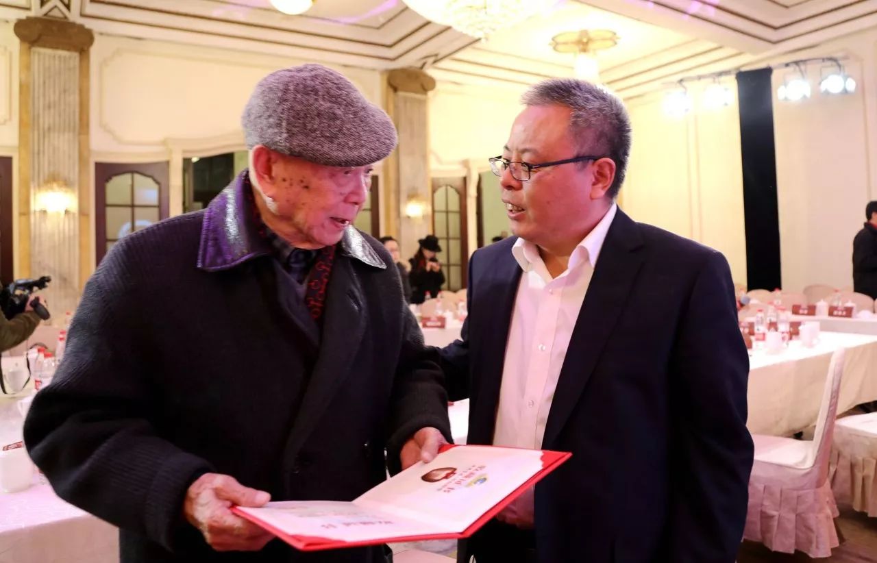 文學家園：大咖舉杯古井貢，共慶《收獲》60年！