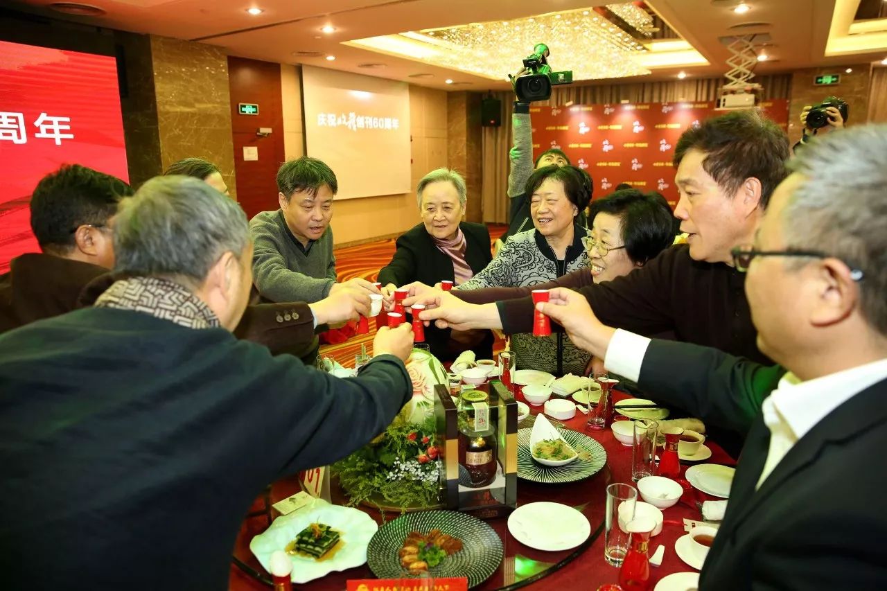 文學家園：大咖舉杯古井貢，共慶《收獲》60年！