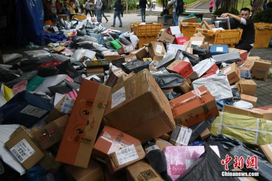 2017中國(guó)快遞行業(yè)再創(chuàng)紀(jì)錄 包裹分發(fā)進(jìn)入1天1億時(shí)代