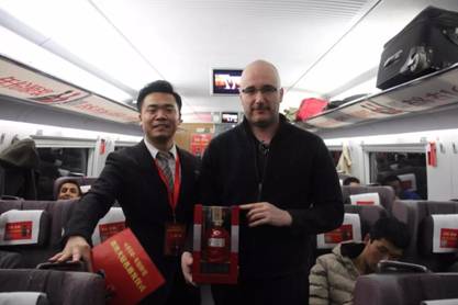 【高鐵上的最美年味】古井貢酒年份原漿號高鐵首發，一起回家過年！
