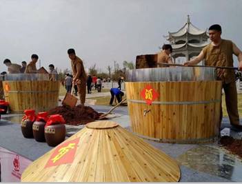 桃花春曲釀美酒，花開時節香滿城