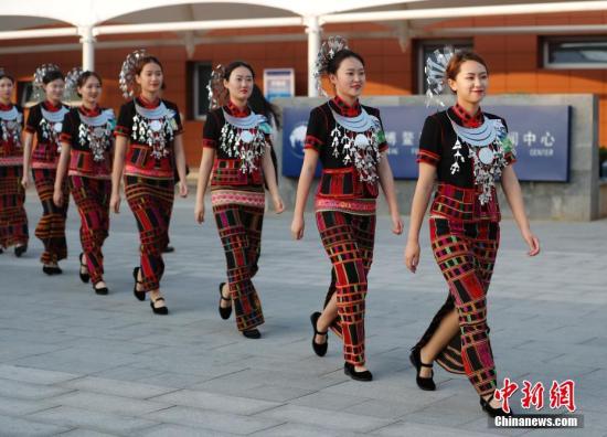 4月8日,身著黎族服飾引導員走過博鰲論壇新聞中心。博鰲亞洲論壇2018年年會在海南博鰲舉行。<a target='_blank' href='http://www.chinanews.com/'><p class=