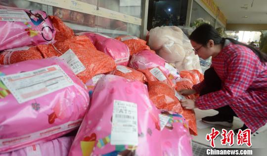 電商定制版的“貓膩”：家電偷工減料 服裝質(zhì)量差很多