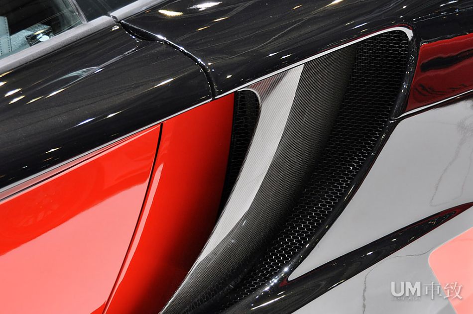 黑武士MP4-12C 亮相日內(nèi)瓦