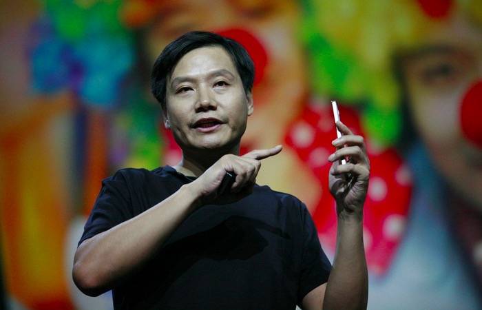 程貴鋒：紅利正終結，小米們?nèi)ツ膬海?/></p>

<p>手機行業(yè)撕逼年年有，今年特別多，小米、樂視、奇酷…….一波未平一波又起，用戶還有興趣嗎？華為榮耀與小米的PK從口水仗升級到了老大地位之爭與發(fā)展路線之爭，還有小米遭遇發(fā)展瓶頸論，到底孰是孰非？各個行業(yè)“互聯(lián)網(wǎng)+”大熱，手機行業(yè)的新進入者靠互聯(lián)網(wǎng)思維還能實現(xiàn)屌絲逆襲嗎？</p>

<p>一、手機圈“互聯(lián)網(wǎng)+”的那些事兒</p>

<p>1.手機行業(yè)的互聯(lián)網(wǎng)化歷程</p>

<p>當初Google第一個嘗試通過電商模式賣手機，結果失敗了。Google沒有做成的事情，小米做成了。所以從某種意義上講，手機圈的互聯(lián)網(wǎng)化始于五年前的小米。因此，解讀小米成功的書籍與文章不計其數(shù)，是時勢造英雄還是英雄造就時勢？個人認為時勢更重要一些。</p>

<p>手機終端是移動互聯(lián)網(wǎng)最重要的載體，鑒于這種“近親”，手機行業(yè)也成為最早被互聯(lián)網(wǎng)化的行業(yè)。傳統(tǒng)廠商的互聯(lián)網(wǎng)化，在態(tài)度上從“不屑”到“懷疑”到“擁抱參與”；行動上也經(jīng)歷了“借船出海”到“下海游泳”兩個階段。</p>

<p><strong>“借船出?！彪A段</strong>的典型就是“360特供機”帶來的“流量換銷量”論，國產(chǎn)廠商充滿憧憬的借互聯(lián)網(wǎng)大佬之船出海，涌現(xiàn)360與TCL合作的AK47、與海爾合作的“超級戰(zhàn)艦”等，還有與華為之間隱約的合作，雖未修成正果，但余承東從周鴻祎那至少學到了所謂的“互聯(lián)網(wǎng)思維”，并且領導了華為手機的互聯(lián)網(wǎng)化變革。然而，銷售數(shù)據(jù)最終證明“借船出?！蹦Ｊ降氖?。</p>

<p>在逐漸認識到互聯(lián)網(wǎng)操盤“三板斧”后，國產(chǎn)廠商們爭先恐后紛紛復制小米，<strong>進入“下海游泳階段”。</strong>典型的做法就是成立子品牌：華為的榮耀，酷派的大神，中興的Nubia，金立的IUNI，天宇的Nibiru…. 幾乎是同樣的模式：“開發(fā)ROM + 電商銷售 + 粉絲經(jīng)營”，興盛喧囂一時。</p>

<p>2.“互聯(lián)網(wǎng)+”如何改變手機行業(yè)？</p>

<p>手機行業(yè)的“互聯(lián)網(wǎng)+”帶來的是什么？有人說是術（線上賣貨），有人說是理念（從賣產(chǎn)品到經(jīng)營用戶），有人說是流程重構（消滅中間環(huán)節(jié)）……</p>

<p>個人認為手機行業(yè)的“互聯(lián)網(wǎng)+”，重構實現(xiàn)了手機與用戶之間供需的直接對接，構建了新的企業(yè)流程和模式，給手機行業(yè)全生命周期環(huán)節(jié)都帶來了革命性的變化。</p>

<p>思維理念的變革</p>

<p>產(chǎn)品研發(fā)上從“領導思維”、“工程師思維”、“家里蹲思維”到真正的“用戶思維”的轉(zhuǎn)變，企業(yè)經(jīng)營上從純粹的“賣硬件賺差價”到“經(jīng)營用戶”的轉(zhuǎn)變。于是誕生了“參與感”、“粉絲文化”。</p>

<p>銷售渠道的變革</p>

<p>伴隨著國人對電商的普遍接受，手機銷售的線上電商渠道崛起，這是手機行業(yè)互聯(lián)網(wǎng)+的關鍵之一。表現(xiàn)為渠道環(huán)節(jié)的扁平化，去掉中間環(huán)節(jié)、去掉中間利潤環(huán)節(jié)、實現(xiàn)供需的直接對接。由于線上比價效應，致使實體渠道哀鴻遍野，好像真成了包袱負資產(chǎn)。</p>

<p><strong>媒體宣傳的變革</strong></p>

<p>在社交媒體的興起后，手機行業(yè)的營銷宣傳也不例外，從單向廣告式Push思維向雙向交互轉(zhuǎn)變。社交興起將之前的熟人介紹式購物被發(fā)揮到極致，于是有了“口碑營銷”。占據(jù)用戶心智的“關注度營銷”，帶來了所謂KOL的興起與社交撕逼戰(zhàn)。</p>

<p>二、手機圈的互聯(lián)網(wǎng)紅利正在消退</p>

<p>前述那些年的