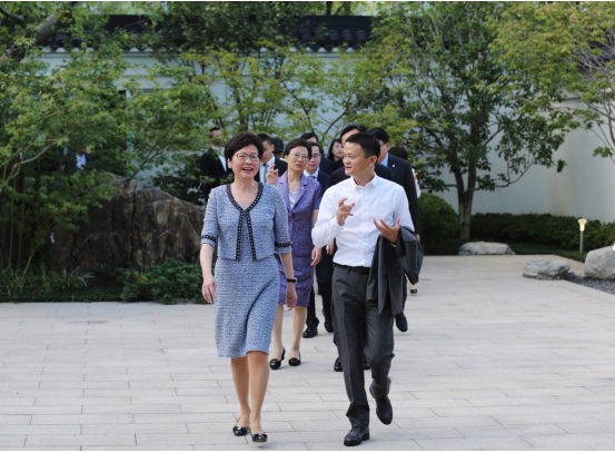香港特首林鄭月娥到訪阿里巴巴 移動互聯網點亮“東方之珠”