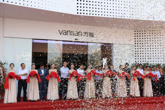 萬鏈天津環(huán)渤海旗艦店開業(yè) 標準化裝修確保性價比